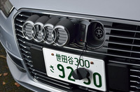 給電口は、フロントグリルの内側にレイアウトされている。充電は、カバーとなるフロントエンブレムを横方向にずらし、給電口を露出させてから行う。