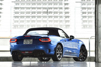 リアアクスルにはトルセンLSDが標準で備わる。写真のボディーカラーは「ブルー・イゾラ・デルバ1974」（青）。