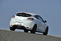 【テスト車のオプション装備】 パック リュクス（F1タイプブラック＆レッドエアインテークブレード、ブラック＆レッドサイドデカール、レッドライン入りブラックリアディフューザー、固定サンルーフ、レザーレカロシート）＋19インチタイヤ＆ホイール（レッドパイピングブリリアントブラックホイール“STEEV”）＝64万円