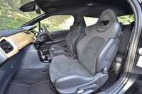 バケットシートが標準装備。背もたれの上部に「DS PERFORMANCE」ロゴの刺しゅうが入る。