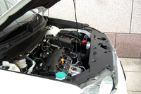 ビックリするくらい低い位置に搭載される1.8リッターエンジン。クロスロードFFモデルは、「平成22年度燃費基準＋5％達成車」である。