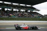 各所の改良がシーズン半ばでようやく奏功しはじめたマクラーレン。予選Q3進出でルイス・ハミルトン（写真）5位、ヘイキ・コバライネン6位と上位につけ、スタートではKERSパワーでハミルトンが一瞬トップに立ったが、後方ウェバーのフロントウィングと当たりタイヤを痛めパンク、最後尾18位でレースを終えた。コバライネンは短い第1スティントが災いし、序盤の3位から結局8位でゴール、1点を獲得した。（写真＝Mercedes Benz）