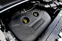 ボア×ストローク＝87.5×83.1mmの1998cc直4エンジンは、フォードの「エコブースト」ユニットと技術を共有する。34.7kgmの最大トルクを1750rpmで発生する。最高出力は240ps。