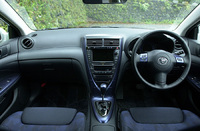 オーディオコントロールスイッチなどが付いた、ステアリングスイッチ付きスポーツ3本スポークはオプション。