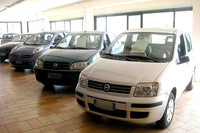 中古車コーナーにお客さんはいなかった。