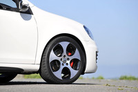 タイヤは、標準仕様が225/45R17、オプションで225/40R18（写真）が設定される。18インチ仕様は、ダンパーの減衰力や電動パワステの設定を可変とするDCCとセットオプション。