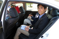 自動運転の同乗体験にのぞむ筆者。