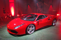 
	本邦初公開された「フェラーリ488GTB」。
	