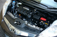 パワーユニットは2種類。写真はハイブリッドのもの。「フィットハイブリッド」と共通の心臓である。