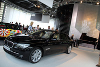 「BMWインディビジュアル 7シリーズ コンポジション」。後方ではスタインウェイピアノによる生演奏が行われていた。