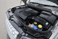 高効率がうたわれる、スーパーチャージャー付きの3リッターV6エンジン。JC08モードの燃費値は7.4km/リッター。
    