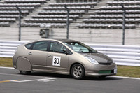 自作のスパッツを装着、サイドミラーを小さくて軽量なものに替え、室内も軽量化するなどのエコチューンが施された先代プリウス。基準タイムよりゆっくり走ったため、10km分のペナルティを受けたものの、結果は32.6km/リッターで3位。