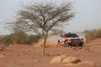 優勝は絶望的となった増岡浩だが、三菱の大記録のため、サポートとしてラリーを続行。