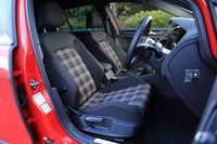 「ゴルフGTI」伝統の、タータンチェック柄のファブリックシート。DSG仕様にオプション設定される電動調整機構付きのレザーシートは、MT仕様では選ぶことができない。