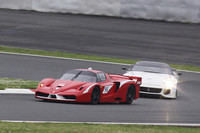 サーキット専用車である「FXX」（前）と「599XX」（後）の、疑似レースともいうべきデモラン。