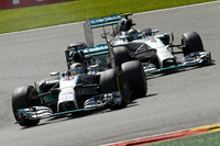 ウエットながら予選で後続を2秒も引き離す圧倒的なパフォーマンスを見せたメルセデス。彼らが挑む今季最大の難題は、火花散らす2人のドライバーをいかにコントロールするかであったが、ここベルギーで同士打ちという最悪の事態を迎えてしまった。ハミルトン（写真手前）は今季3度目のリタイア、ロズベルグ（同奥）はウイングを壊したが2位まで挽回。レース後、チームでは事態の把握と今後の対応が検討されている。（Photo=Mercedes）
    
    