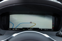 運転席正面のメーターパネルには、写真のようにカーナビの地図を表示することもできる。