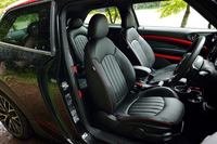 大きなドアを開け、運転席を見やる。革張りのシートは、32万円のオプションだ。
    