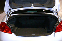 
	トランク容量は430リッター（VDA法）を確保。
	 