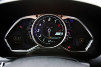 TFT-LCDディスプレイを採用したインストゥルメントパネル。中央部には大径のレブカウンターが備わる。