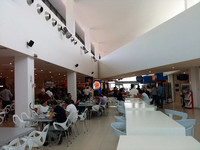 飲食のためのテーブル。食欲をそそる色づかいではないが、清潔感があるということで、まあいいか。