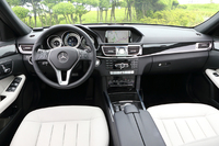 ステアリング位置は左のみ。シート表皮は本革が標準。