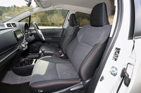 フロントシートも専用品。表皮にはスエード素材が用いられ、側面にはG'sの刺しゅうが入る。