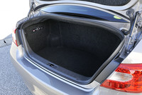 荷室は、奥のスペースをバッテリーに大きく取られたものの、「積み方に気を使えばゴルフバックを4つ収納できる」という。