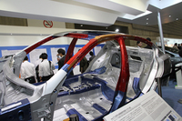 今春のデトロイトショーでデビューした、おそらく日本では次期スカイラインとなるであろう「インフィニティQ50」に世界初採用された、強度と延性を同時に向上させた1.2GPa級高成形性超ハイテン材（赤い部分）。日産では今後、1.2GPaを含む超ハイテン材の採用比率を2017年以降25％まで拡大するとともに、車体の構造合理化を進め、15％の車体軽量化を図るという。
    