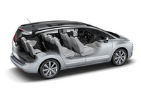 インテリアの様子。「シトロエンC4ピカソ」とは基幹部分を共有するが、C4ピカソでは左右対称のインストゥルメントパネルが「プジョー5008」ではドライバーを囲む形状となるなど、デザインは大きく異なる。