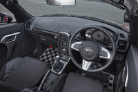 内装色はブラウンとブラック（オプション）の2色。ダッシュボードやセンタークラスターには、カーボン調の加飾パネルを採用している。