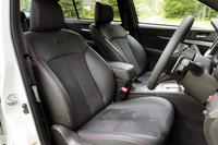 随所にSTIのロゴが入れられるのは、特別なコンプリートカーである証。レザーとアルカンターラのコンビシートも、ステッチは赤で統一される。