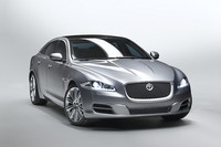 ボディサイズは5122×1894×1448mmと、先代より22mm長く6mm狭く12mm低くなった。ホイールベースは3032mmで、こちらはほぼ変わらず。ロングホイールベース版もすべてのグレードで用意され、全長は5247mm、ホイールベースが3157mmとなっている。
