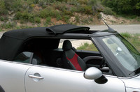 幌は最初、キャンバストップのように開く。