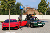 「ランボルギーニ・ウラカン」を見せてくれたドライバーに、自分たちの愛車を解説。