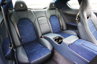 後席は大人でも長時間過ごせる実用性を備えている。