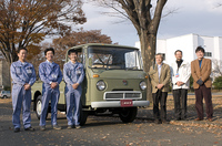 この初代エルフをレストアした、いすゞ自動車の試作部を中心とするスタッフの方々。