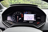 メーターパネルは液晶。写真はタコメーター（レッドゾーンは8500rpmから）とナビの地図を表示させたところ。地図だけを大きく表示させることもできる。