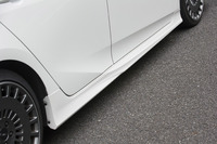 「エアロパーツセット」に含まれる空力パーツは個別に購入することも可能。サイドスカートは左右一対で5万9400円となる。