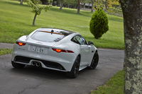 今回テストしたのは、V6エンジンを搭載するベーシックモデル「Fタイプ クーペ」。このほか、より出力の高いV6モデル「Fタイプ S クーペ」と、V8のハイパフォーマンスモデル「Fタイプ R クーペ」がラインナップされる。