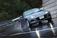 初代の誕生から16年後の、2005年にデビューした3代目「ロードスター」。試乗したリトラクタブルハードトップモデルは、2006年に追加された。