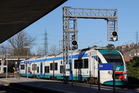 近年各地に導入されてきた郊外型車両「ミヌエット」。電車仕様のほか、気動車仕様もある。密着連結器が採用されている。