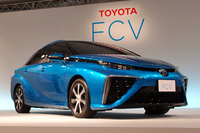 トヨタが開発を進める燃料電池車。写真は、2014年6月の概要説明会で披露されたプロトタイプモデル。
    