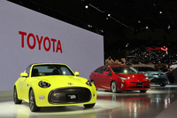 メインステージには「S-FR」（写真手前）「プリウス」（中間）「C-HRコンセプト」（奥）が並んだ。