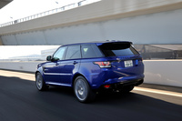 動力性能については、0-100km/h加速は4.7秒と発表されている。最高速はリミッターにより260km/hに制限される。