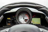 タコメーターのレッドゾーンは8000rpmから1万rpmまで。左脇のインフォメーションディスプレイにはブースト計など、ターボならではの情報も表示される。