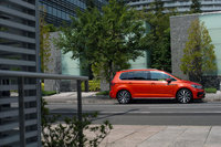 「ゴルフトゥーラン」のボディーサイズは4540×1830×1670mmと、ミニバンとしてはコンパクト。ドアは前後ともにヒンジ式で、スライドドアは装備されない。