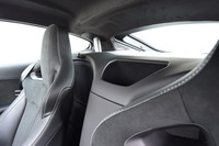 室内における荷物の収納スペースは、運転席と助手席との間にある小物入れ（写真中央）やカップホルダーなど、ごくわずか。