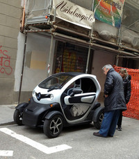 フィレンツェにて。ここでも「トゥイジー」を観光客らしき人が珍しげに観察している。