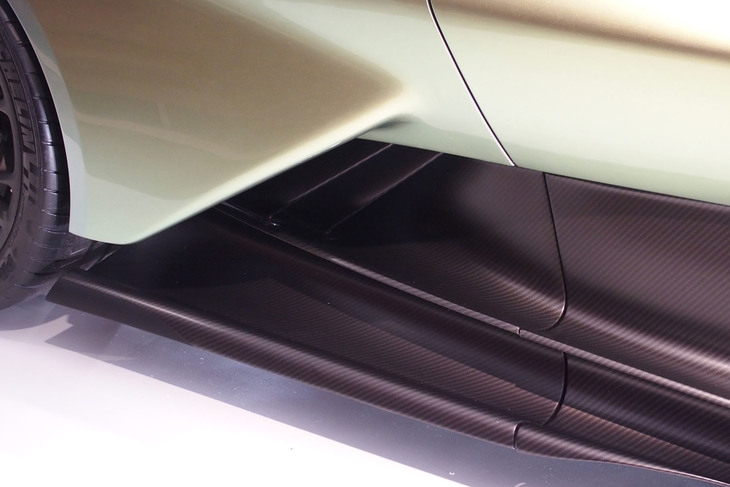 アストンマーティン・ヴァルハラ（サイドビュー）